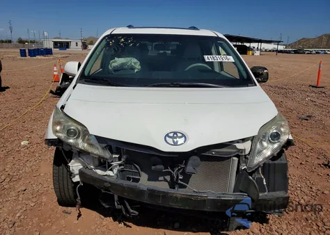 2013 Toyota Sienna Xle 7-Passenger Auto Access Se z USA, uszkodzony, nr VIN 5TDYK3DC4DS305474